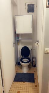 a small bathroom with a toilet with a black seat at Chambre Propre Calme dans un Quartier Pavillonnaire Proche de Paris, La Défense, Les champs Élysées et Toutes Commodités in Nanterre