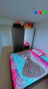 a small bedroom with a bed with a colorful blanket at Chambre Propre Calme dans un Quartier Pavillonnaire Proche de Paris, La Défense, Les champs Élysées et Toutes Commodités in Nanterre