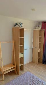 a room with a book shelf and some shelves at Chambre Propre Calme dans un Quartier Pavillonnaire Proche de Paris, La Défense, Les champs Élysées et Toutes Commodités in Nanterre