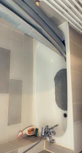 a bathroom with a sink with a mirror and a sink at Chambre Propre Calme dans un Quartier Pavillonnaire Proche de Paris, La Défense, Les champs Élysées et Toutes Commodités in Nanterre