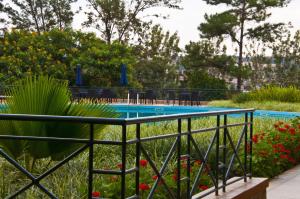 una piscina en un jardín con plantas en Gorillas Golf Hotel, en Kigali