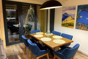 een eetkamer met een tafel en een kerstboom bij Villa Alpiyka in Slavske