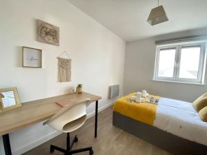 a bedroom with a desk and a bed and a desk and a chair at City Centre Apartment Northampton in Northampton