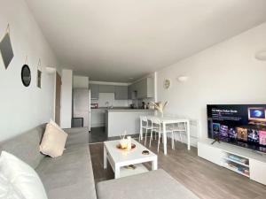 a living room with a couch and a tv and a table at City Centre Apartment Northampton in Northampton