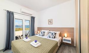 Posteľ alebo postele v izbe v ubytovaní Cretan Sunset Villa Heated Pool