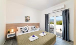 Posteľ alebo postele v izbe v ubytovaní Cretan Sunset Villa Heated Pool
