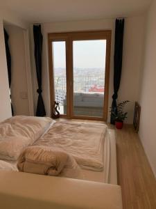 una camera con due letti e una grande finestra di Stunning view over Vienna in City Center a Vienna