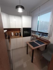 Kuchyňa alebo kuchynka v ubytovaní MK Apartament IV
