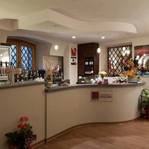 un bar en una habitación con un mostrador en una habitación en Fermata Spuligni - Turismo Rurale, en Zafferana Etnea