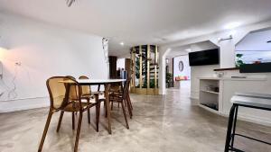a kitchen and dining room with a table and chairs at Coliving Napoléon III in Ajaccio