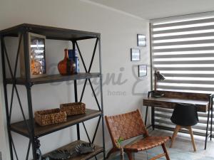 Zimmer mit Regalen, einem Schreibtisch und einem Stuhl in der Unterkunft Departamento Av Argentina Antofagasta Disegni 05 in Antofagasta