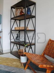 a shelf in a living room with a bench at Departamento Av Argentina Antofagasta Disegni 05 in Antofagasta