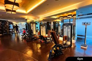 - une salle de sport avec un ensemble d'équipements d'exercice dans un bâtiment dans l'établissement the Gramercy Residences, à Manille