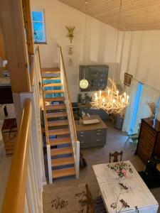 Landhaus „Blattgold“ في لوهم: غرفة معيشة مع درج وطاولة في غرفة
