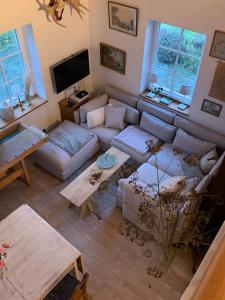 Landhaus „Blattgold“ في لوهم: غرفة معيشة مع أريكة وطاولة