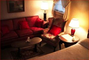 ein Wohnzimmer mit einer Couch und einem Sessel in der Unterkunft Franklin Terrace Bed and Breakfast in Franklin