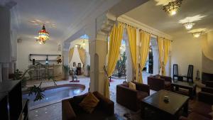 TV a/nebo společenská místnost v ubytování Riad Dar Foundouk and Spa
