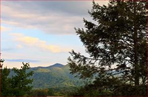 Ein allgemeiner Bergblick oder ein Berglick von des Bed & Breakfasts aus