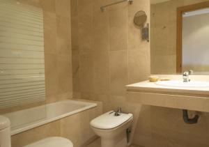 マラガにあるCentral Station Exclusiveのバスルーム(トイレ、洗面台、バスタブ付)