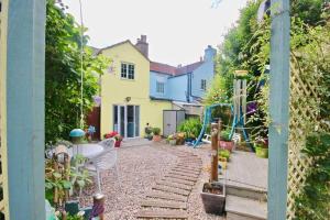 een tuin met een pad en een huis bij Pebbles in Deal