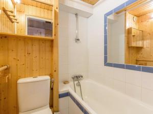 Koupelna v ubytování Charmant appartement rénové avec balcon sud, proche des pistes et commodités à Val-d'Isère - FR-1-694-105