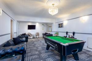 Una sala de estar con una mesa de billar. en Daish's Blackpool Hotel, en Blackpool
