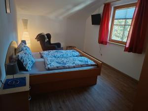 ein Schlafzimmer mit einem Bett mit einem Pferd drauf in der Unterkunft Haus Gipfelblick in Lermoos