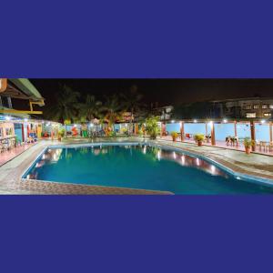 a large swimming pool in a resort at night at Hotel Interamericano in Aguadulce