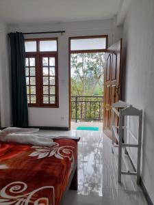 um quarto com uma cama, uma escada e uma janela em Water Side Guest em Nallathanniya
