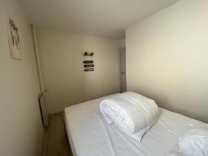 Posteľ alebo postele v izbe v ubytovaní Le Repaire