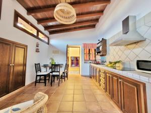eine Küche und ein Esszimmer mit einem Tisch und Stühlen in der Unterkunft Bollullo Sunset - Apamate in La Orotava