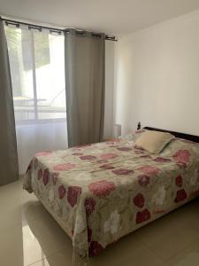 Giường trong phòng chung tại Departamento centro Viñadel Mar, al lado de la Quinta Vergara