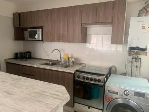 Nhà bếp/bếp nhỏ tại Departamento centro Viñadel Mar, al lado de la Quinta Vergara