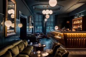 Area lounge atau bar di Pulitzer Amsterdam