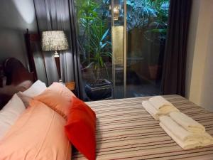1 dormitorio con 1 cama con 2 toallas en Mágico con estilo y jardín privado en Palermo en Buenos Aires