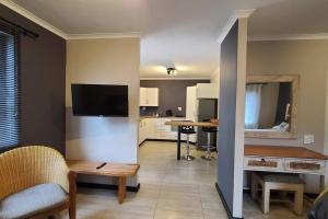 Μια τηλεόραση ή/και κέντρο ψυχαγωγίας στο Cozy Modern Private Apartment