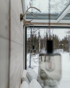 a window in a room with snow on the ground at Kuuru Tunturilaakso by Kide Hotel in Syöte