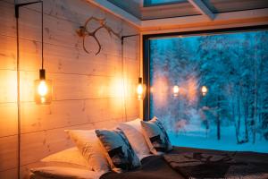 a bedroom with a window and a bed with pillows at Kuuru Tunturilaakso by Kide Hotel in Syöte