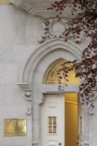 ein Gebäude mit einer weißen Tür und einem Bogen darüber in der Unterkunft Villa Theatro Heritage Apartments in Braga