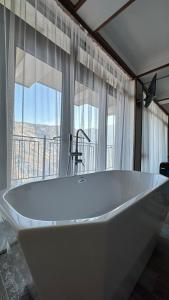 - białą wannę w pokoju z oknem w obiekcie Harsnadzor Eco Resort w mieście Halidzor