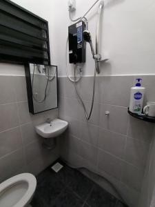 een douche in een badkamer met een toilet en een wastafel bij HOMESTAY SYAABAN Kamunting Taiping Batu Kurau Ulu Sepetang in Kamunting