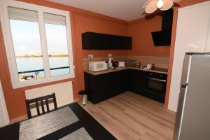 Kuchyňa alebo kuchynka v ubytovaní La Jetée Appartement Vue Mer