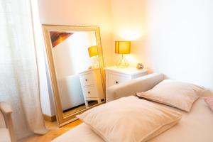 um quarto com uma cama e um espelho em Room Eight - Your Space in the City em Lugano