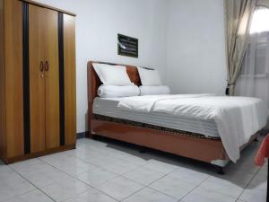 Ένα ή περισσότερα κρεβάτια σε δωμάτιο στο Balqis Homestay Syariah I Pasar Aur Kuning