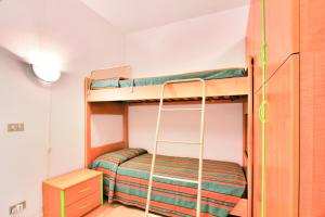 リニャーノ・サッビアドーロにあるCondominio Riviera 80のベッドルーム1室(二段ベッド2台、キャビネット付)