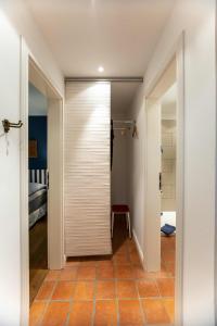 uma casa de banho com um armário e uma porta de correr em Ferienwohnung Abelke em Utersum