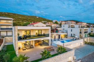 eine Luftaufnahme eines Hauses mit Pool in der Unterkunft Villa Danijela, brand new villa with private pool in Stara Novalja