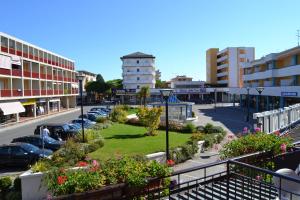 - une vue sur une rue d'une ville avec des bâtiments dans l'établissement Hotel La Serena, à Bibione