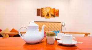 stolik z dzbankiem do herbaty i dwie filiżanki na nim w obiekcie Inn Sea Horizon Ahungalla w mieście Ahungalla