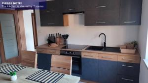 Kuchyň nebo kuchyňský kout v ubytování Amaryllis residence, apartment Diana & Deluxe rooms with shared kitchen